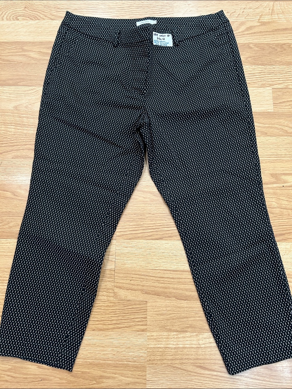 O84.   Black Patterned Stretch Pants